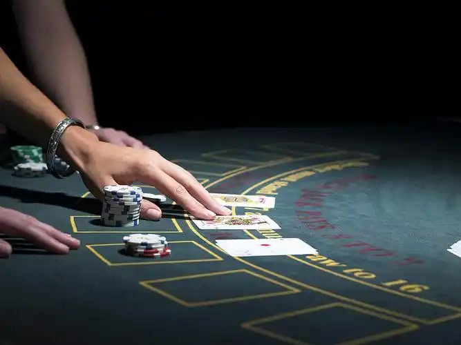 Comparison of hondatoto slot app interface showing live blackjack table and Liga 1 match listings